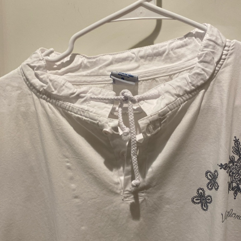 Crazy Shirts Ladies Cotton Pullover. White w/Silver Snowflakes from Vail, CO - Picture 2 of 8